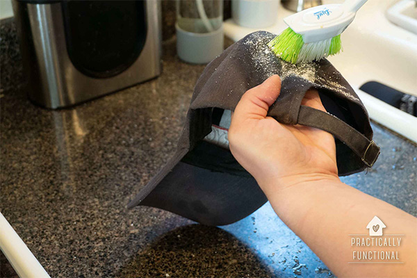 Cara mencuci topi yang benar dengan Menyikat Topi menggunakan detergent