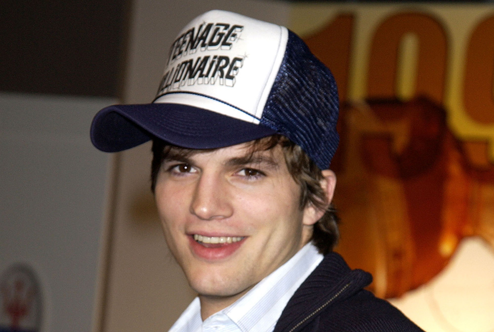 Ashton Kutcher menggunakan Topi Trucker